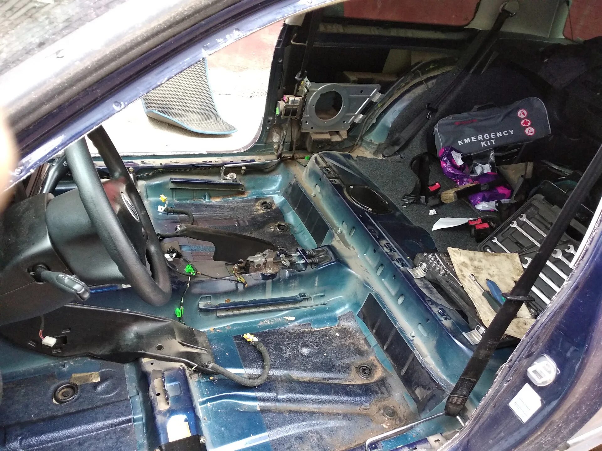 Мокрая пол машине. Мокрый пол volkswagen polo mk3 2000. полы фольксваген гольф 3. мокрый пол салона автомобиля. мокрый коврик.