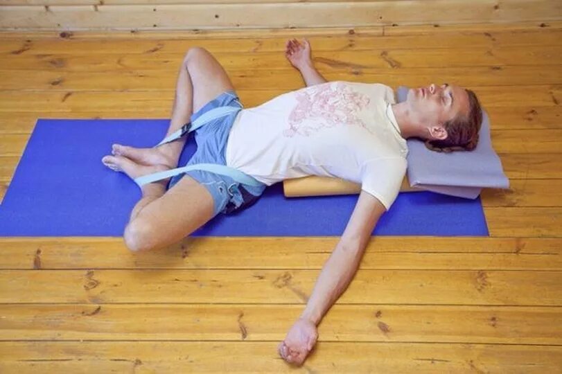 Гимнастика для лечения тазобедренного сустава. Баддха Конасана. Растяжка тазобедренного сустава упражнения. Йога для тазобедренного сустава. Упражнения на раскрытие тазобедренных суставов.