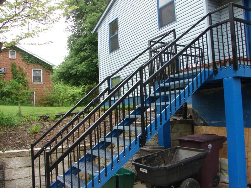 Уличная лестница второй. Наружная лестница. Уличная лестница. Лестница металлическая уличная. Наружная лестница на 2 этаж.