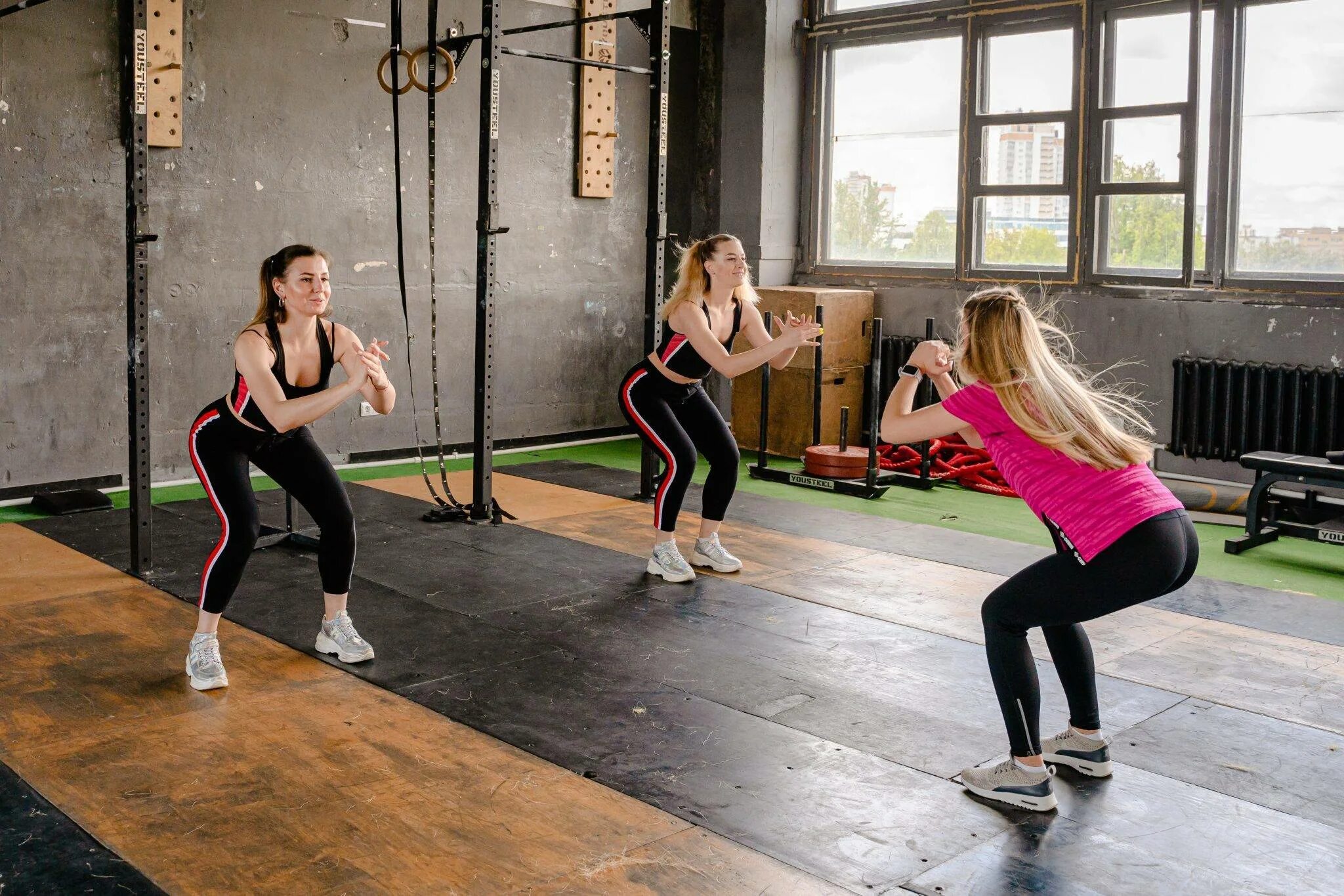 Сплит тренировка что. Приседания. тренировка прыжка. squats упражнение. присед с прыжком.
