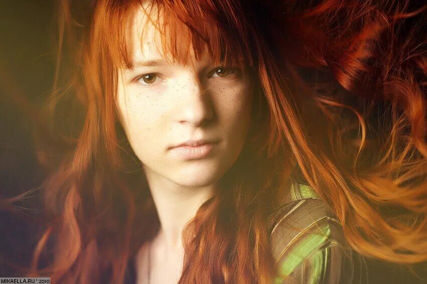 Девушка с рыжими волосами. Елена слаблюк модель. Девушка с рыжими волосами. Фотосессия рыжий в листьях. Рыжая и солнце.