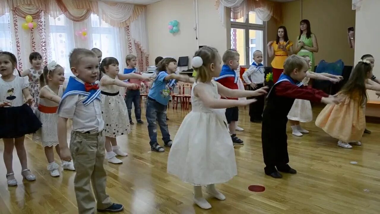 Танец средняя группа. Танец для детей средней группы. Танец Барбарики в детском саду. Танец Дружба в детском саду.