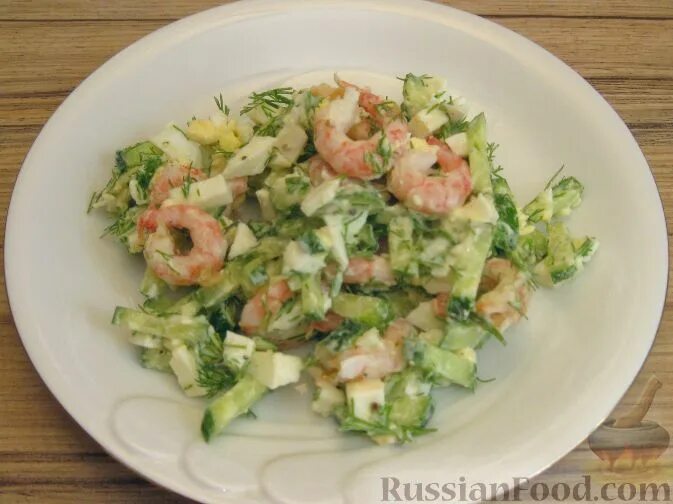 Салат с креветками рисом и сыром. Салат с креветками и кукурузой. Салат с креветками рис огурец яйцо. Салат с креветками рис огурец яйцо. Салат с крабовыми палочками калорийность.
