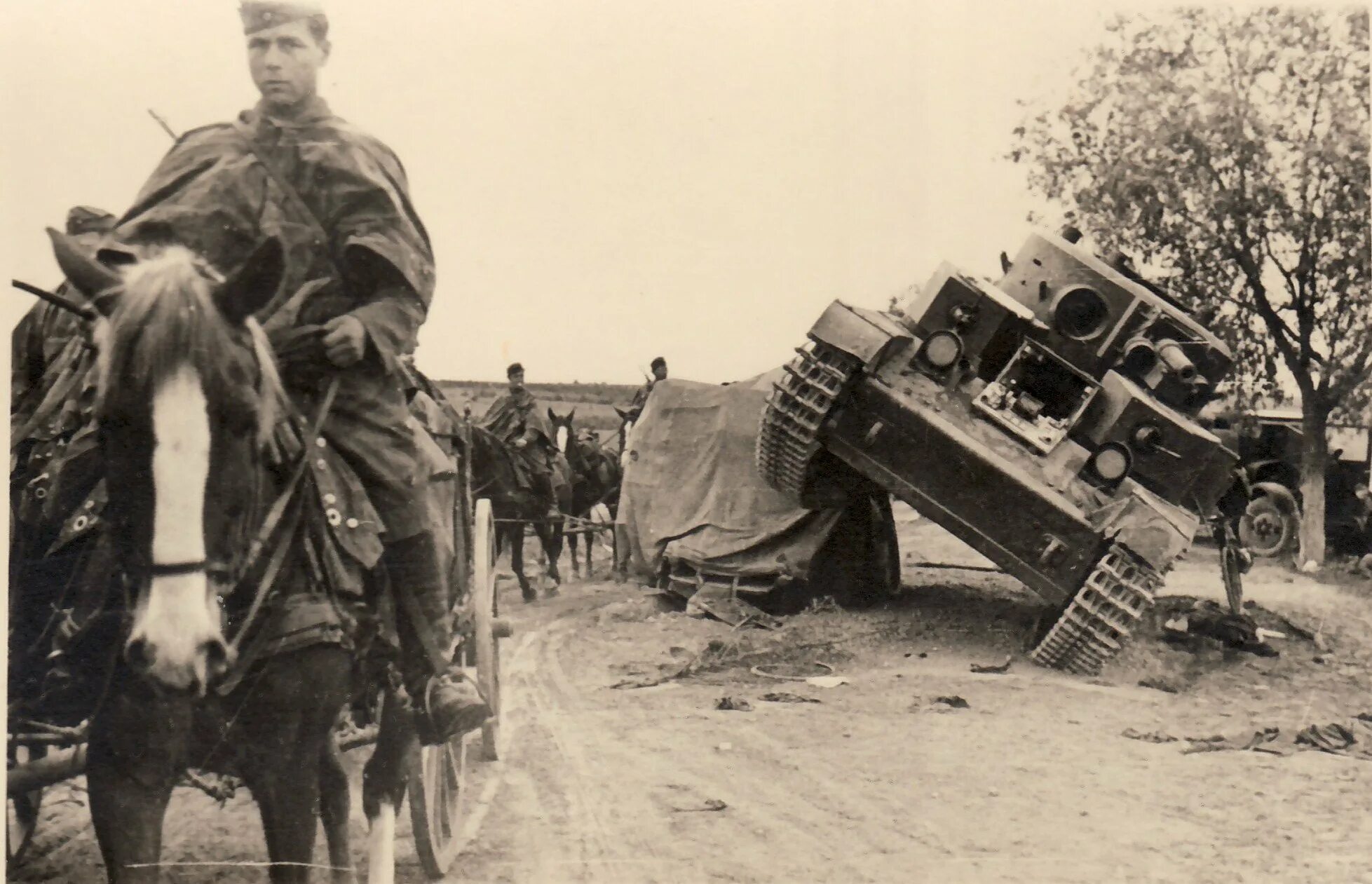Белосток 1941. Дорога белосток слоним 1941. зельва 1941. подбитые танки ркка 1941. брошенная техника ркка 1941 год.