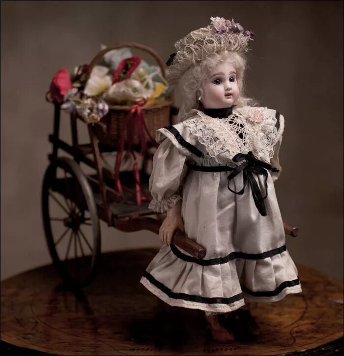 Купить куклу старую. Старинные куклы. Старинные механические куклы. Механическая кукла. Старинные заводные куклы.