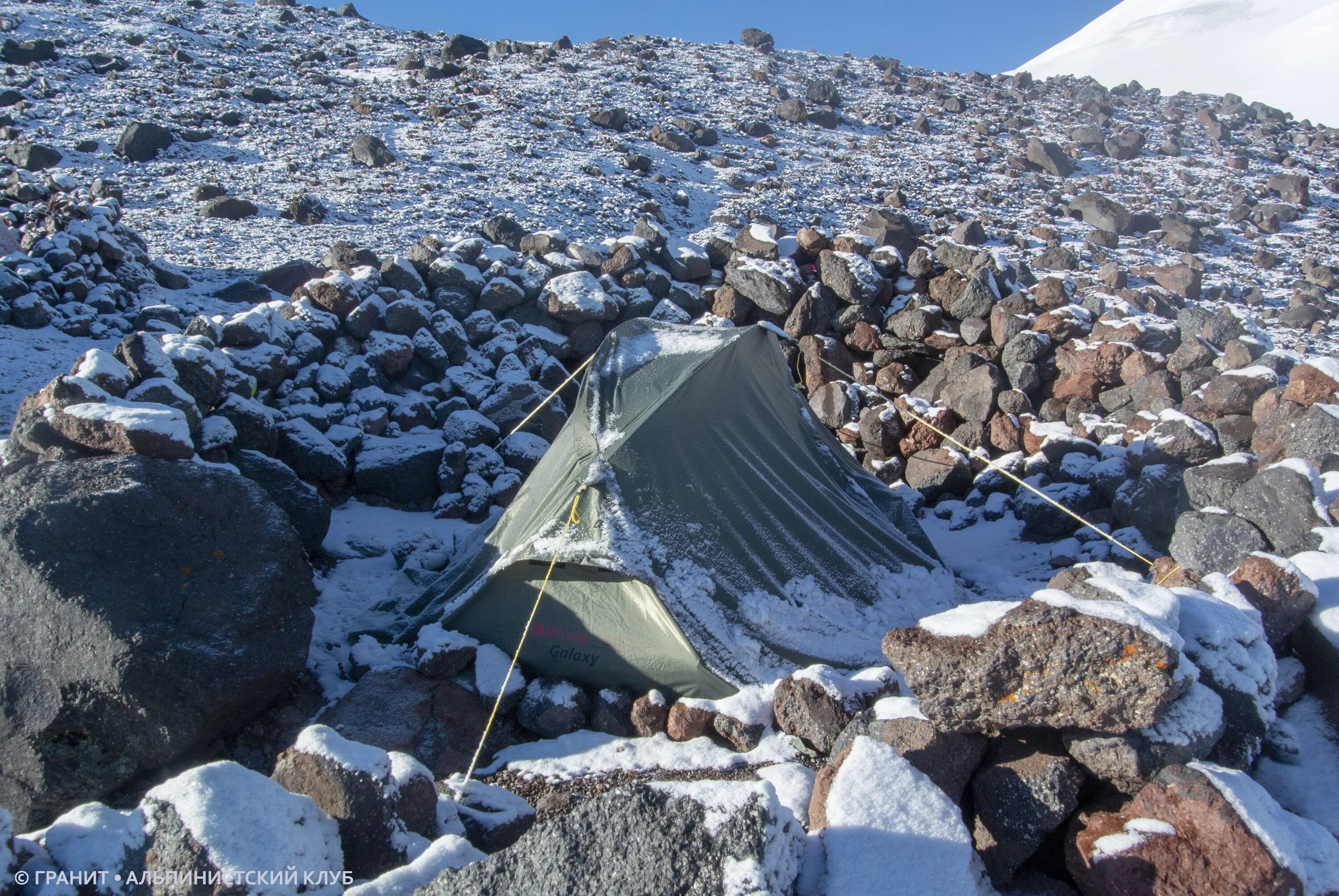 North camp. Штурмовой лагерь Эльбрус с севера. Эльбрус 3800 лагерь. Базовый лагерь на Эльбрусе с севера. Северный штурмовой лагерь Эльбруса.