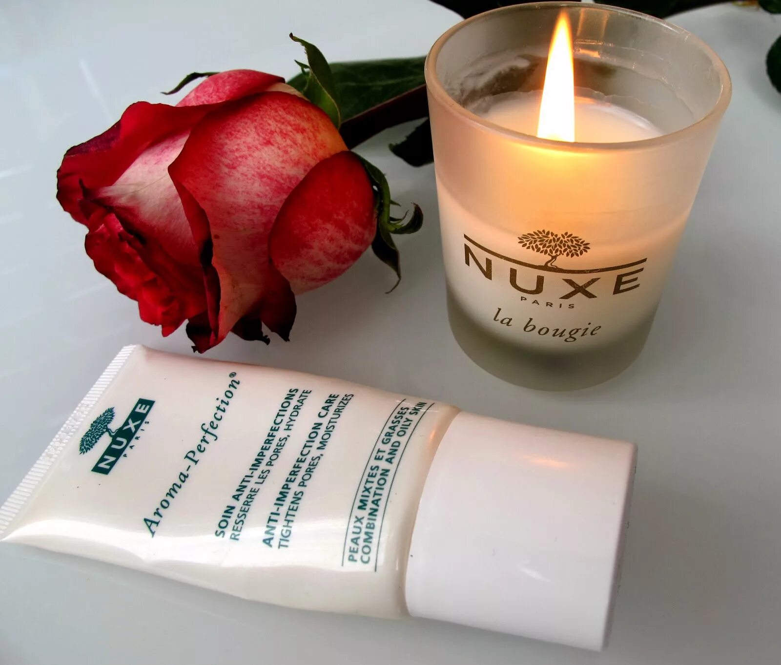 крем для обуви. девушка нюхает крем. вонючий крем для кожи. нужен ли крем на ночь. запахи кремов.