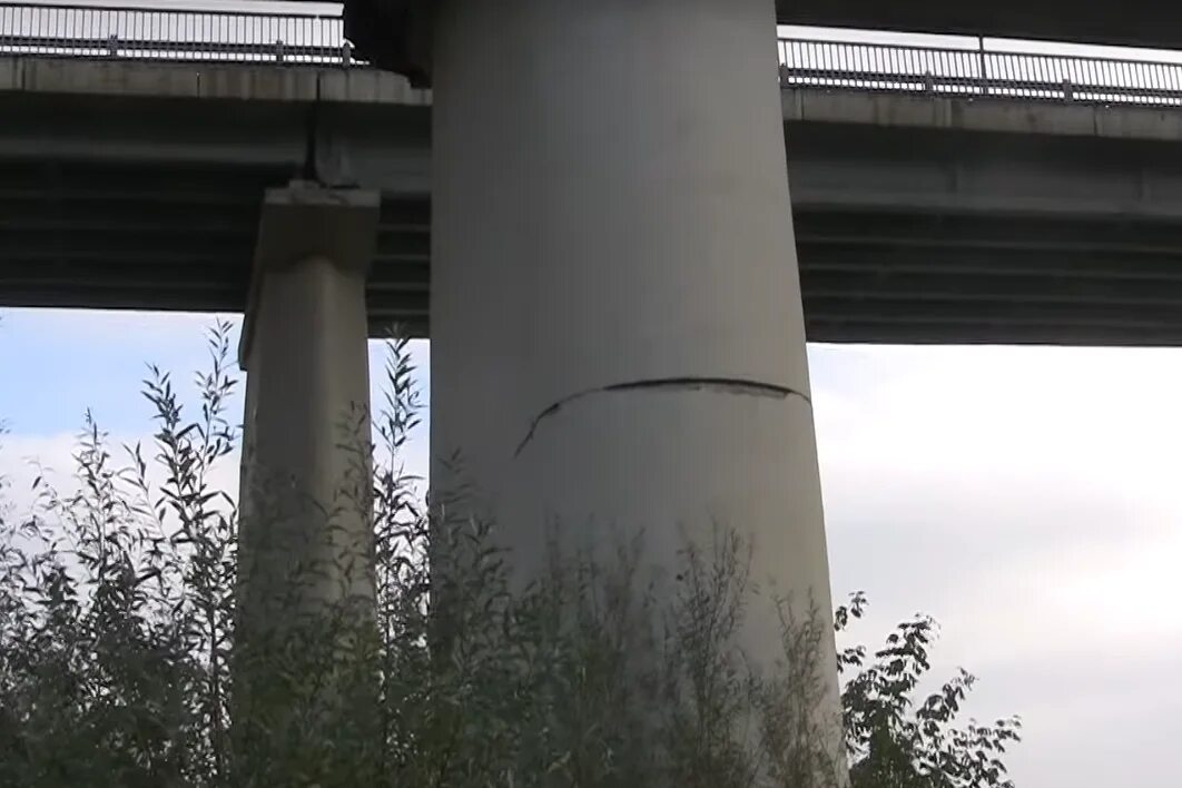 бетонный столб. разрушение опоры моста. трещины в мостовых опорах. мост в алексине через оку. треснула балка жб моста.