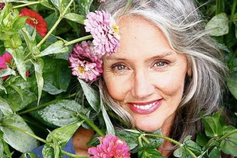 Красивые женщины разных возрастов. Три возраста женщины. Три поколения женщин. Женщина в возрасте косметика. Молодость и старость.