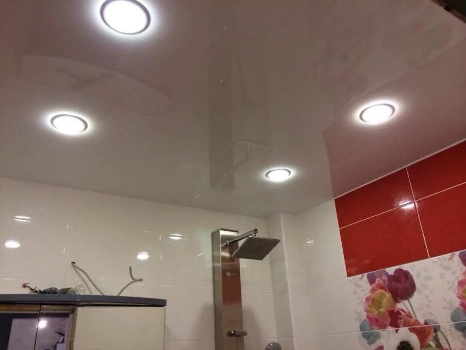 Глянцевый потолок в ванной. Глянцевый потолок в ванную. Глянцевый потолок в ванне. Подвесной потолок в ванную матовый.