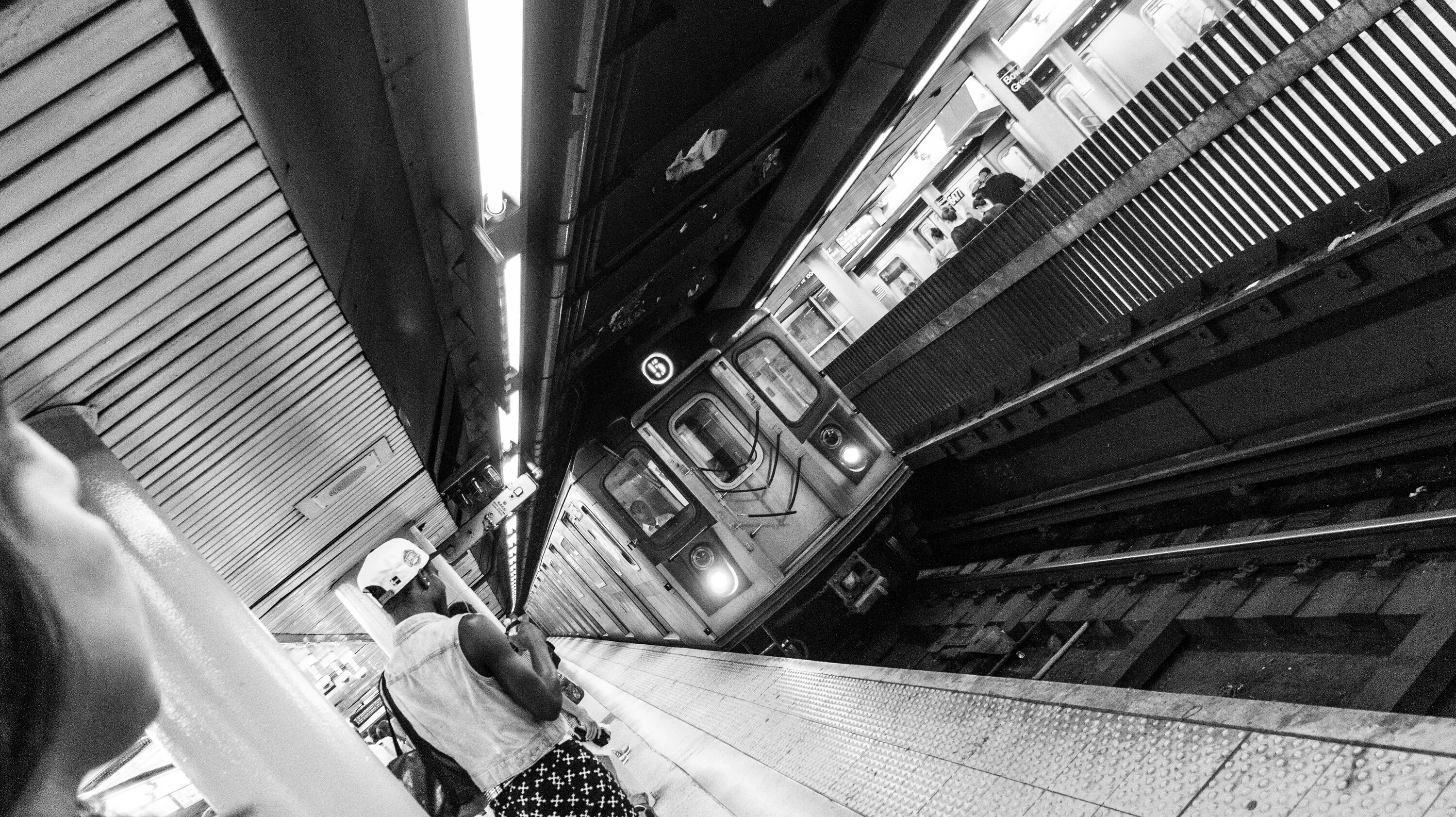 Включи станцию души. Урбан поезд. Subway Black and White. Транспорт общественный черно белое. Транспорт чб фотография.