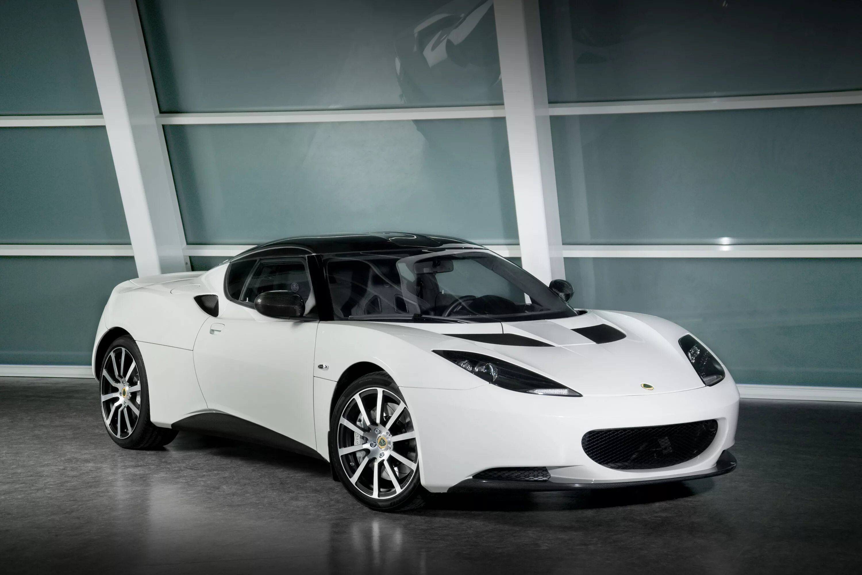 Машина без названия. Лотус 2010. Lotus Evora. Белый Лотус машина. Автомобиль Лотос Эвора.