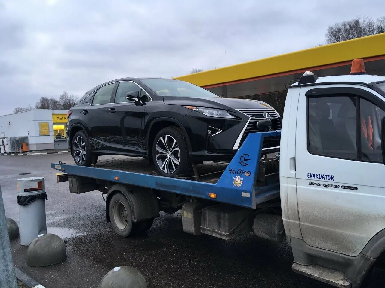 перед эвакуатором