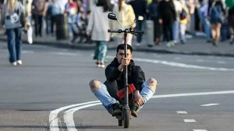 Детям запретили ездить на электросамокатах