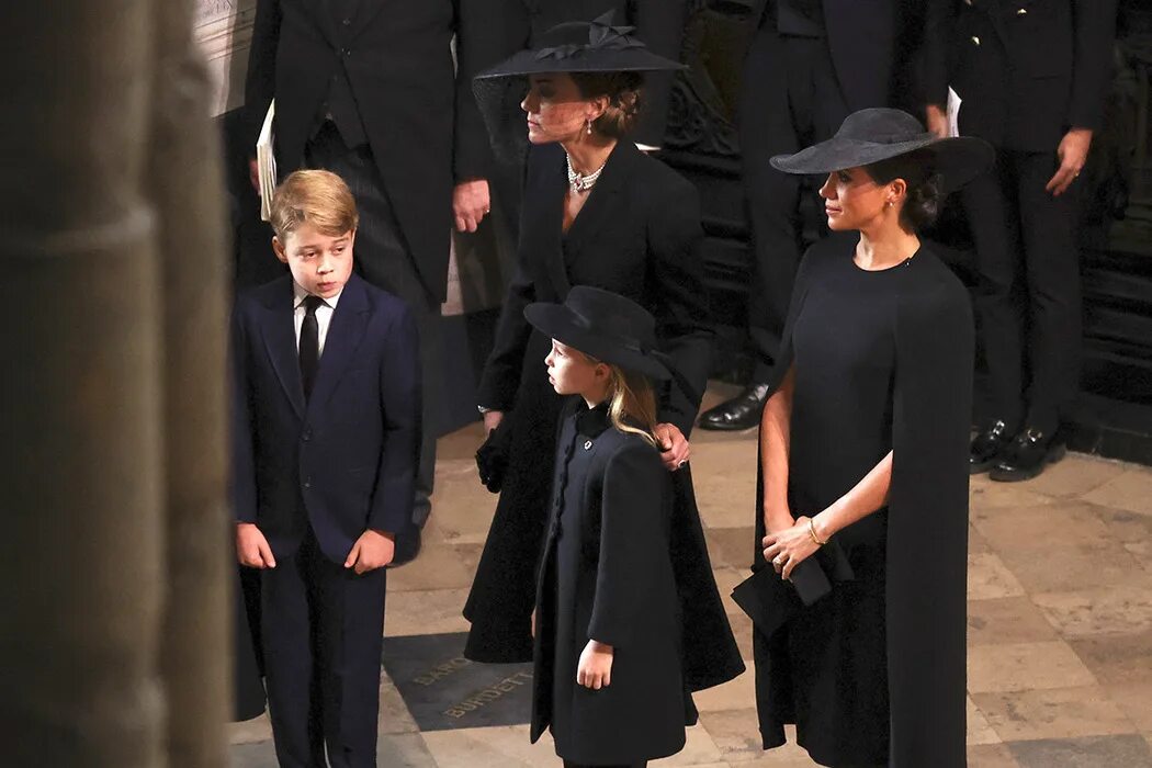 Королева слез 12. Меган Маркл на похоронах королевы Елизаветы. Похороны королевы Елизаветы 2022. Похороны Елизаветы 2 королевы Англии.
