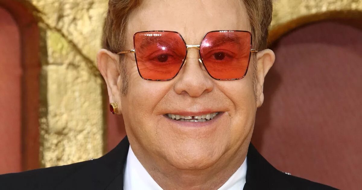 Elton john rock. Элтон Джон. Гребенщиков и Элтон Джон. Орден кавалеров почета Элтон Джон. Маска Элтона Джона.