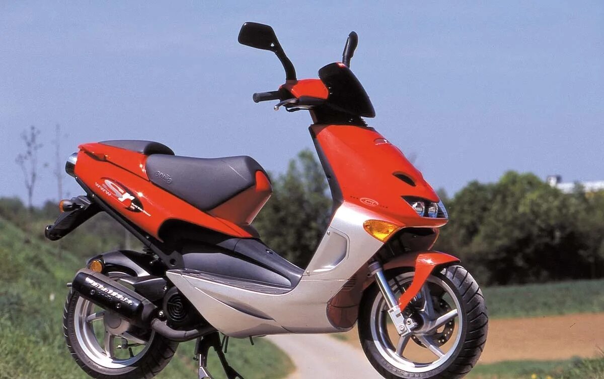 Априлия ср 50 2. Априлия ср 50. Aprilia SR 50. Мопед Aprilia sr50. 2х тактные скутеры