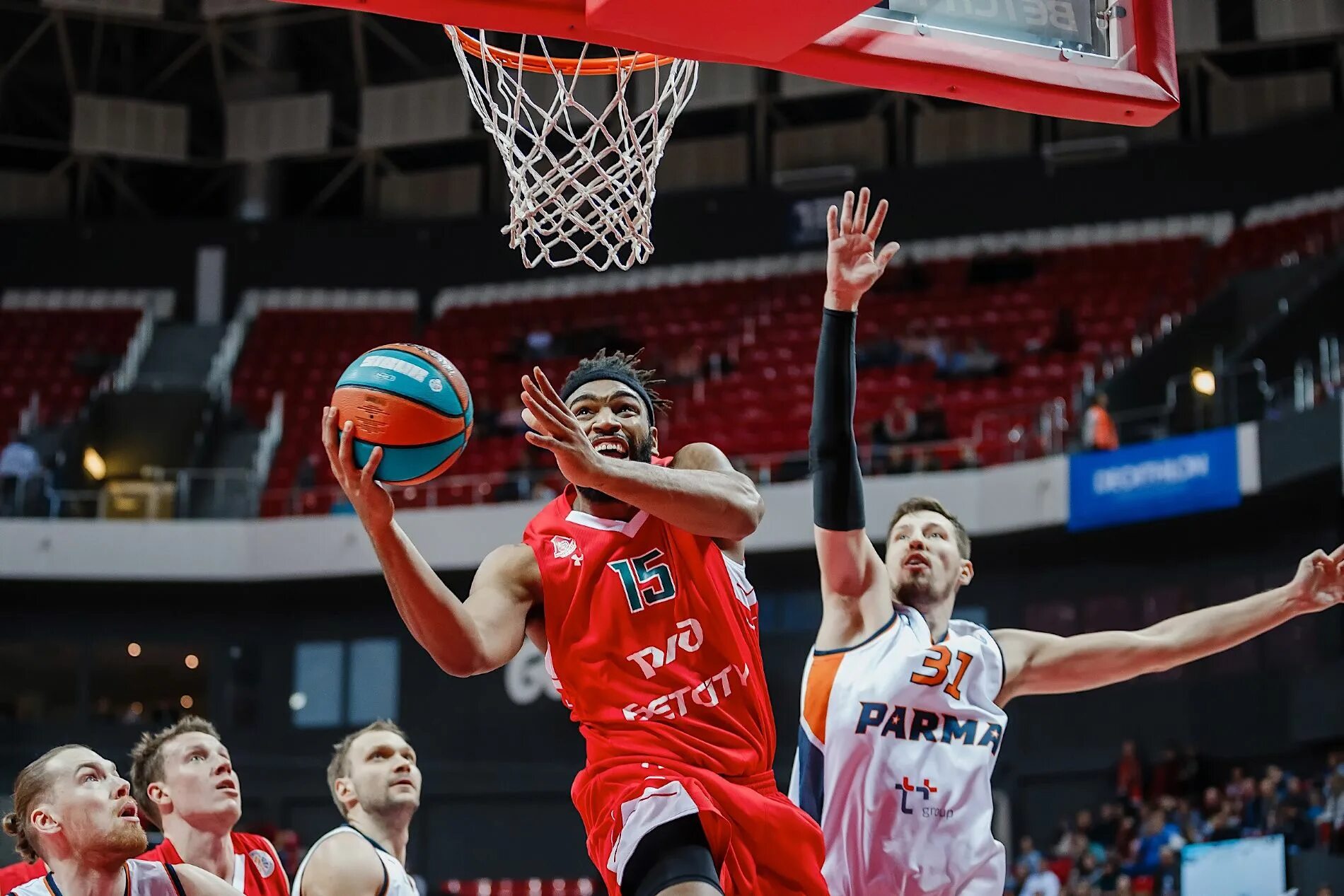 лига втб по баскетболу мужчины 2021-2022. локомотив-кубань цска 17 апреля. сегодняшний матч по баскетболу. баскетбольный матч краснодар. баскетбольный матч россия.