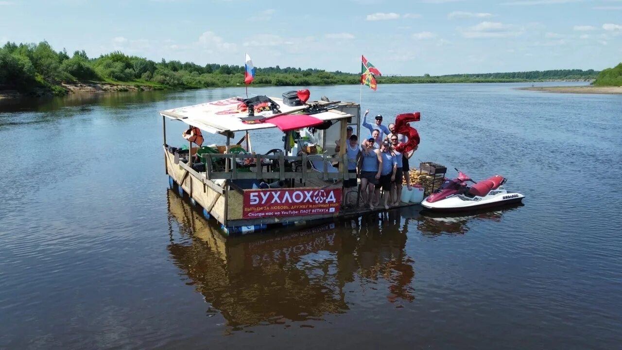 Лодка поплыла вслед за плотом