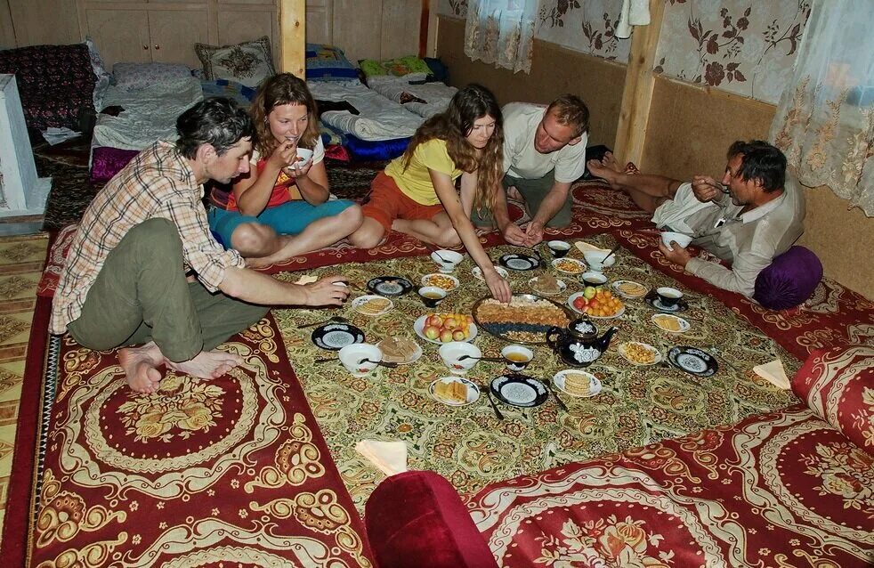 Быт таджиков. Таджики в квартире. Современный Памирский дом. Быт узбеков. Картинка узбеки спят