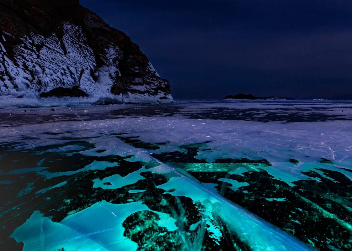 Горы ночью. Море ночью зимой. Ночь а какой лед. Ночь а какой лед. Изумрудный лёд на озере байкал, россия.