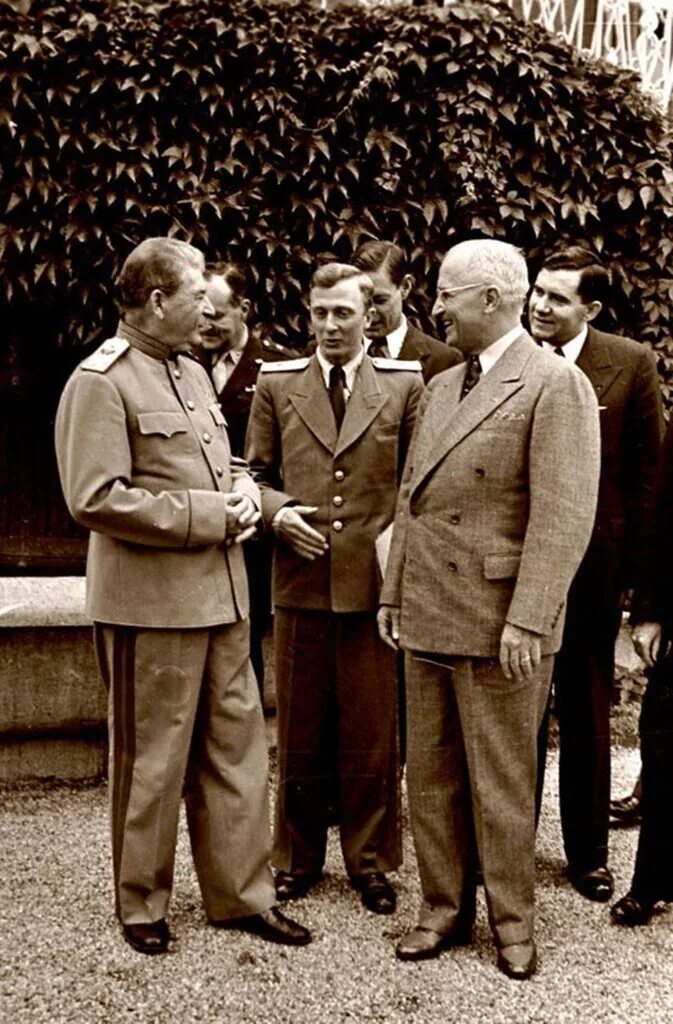 Потсдамская конференция союзников. Гарри Трумэн на Потсдамской конференции. Сталин Трумэн Черчилль. Конференция в Потсдаме 1945. Сталин Трумэн Черчилль Потсдамская конференция.