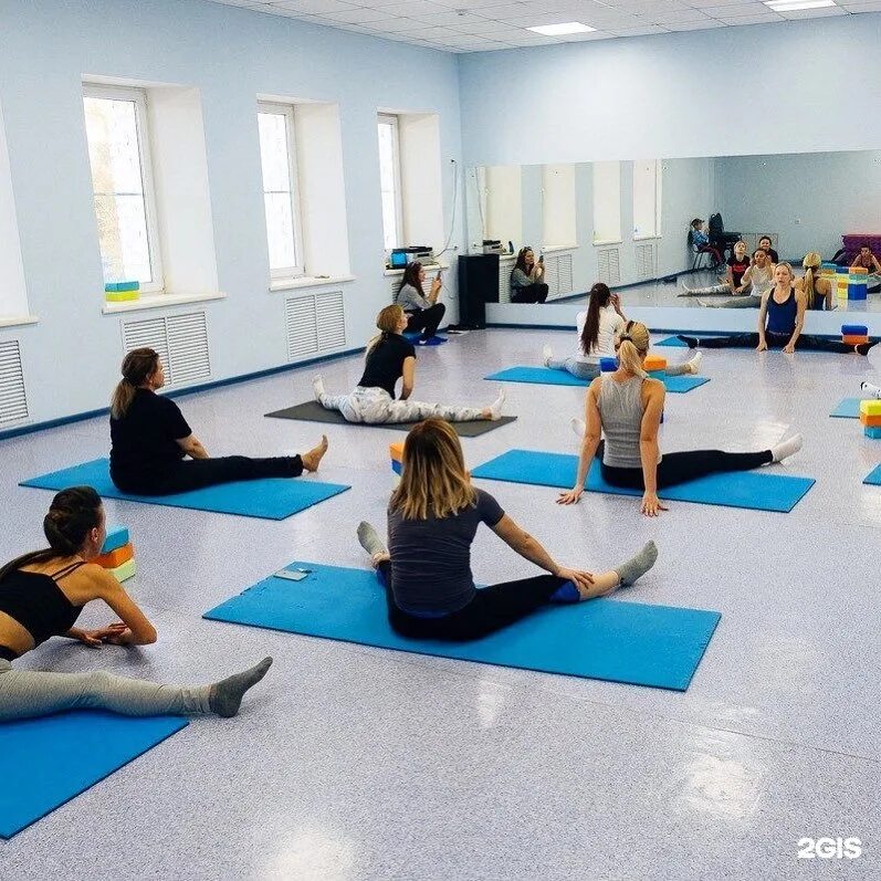 Фитнесслания астрахань на луконина. Pilates class новокузнецкая. Растяжка на полотнах. Пилатес астрахань. Пилатес кемерово.