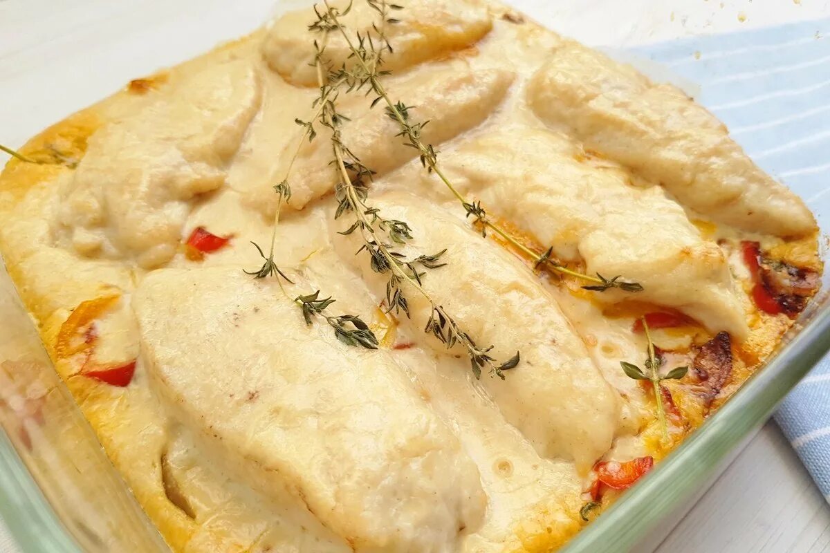 Куриные грудки с сыром в соусе. Куриное филе под сырным соусом. куриное филе в сырном соусе. куриная грудка под сырным соусом. куриная грудка в сырном соусе.