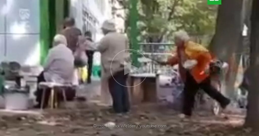 Татарские бабушки дерутся. Драка бабулек в магазине. Драка бабушек. Драка бабушек. Драка бабушек.