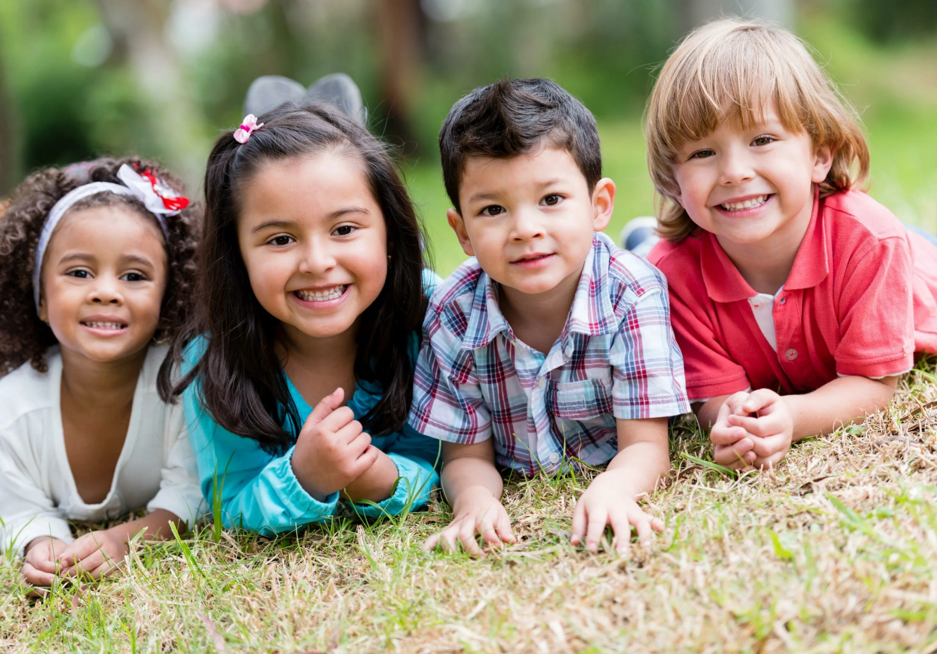 Kids be happy. Радостные дети. Счастливый ребенок. Всемирный день ребенка. Счастливые дети разные.