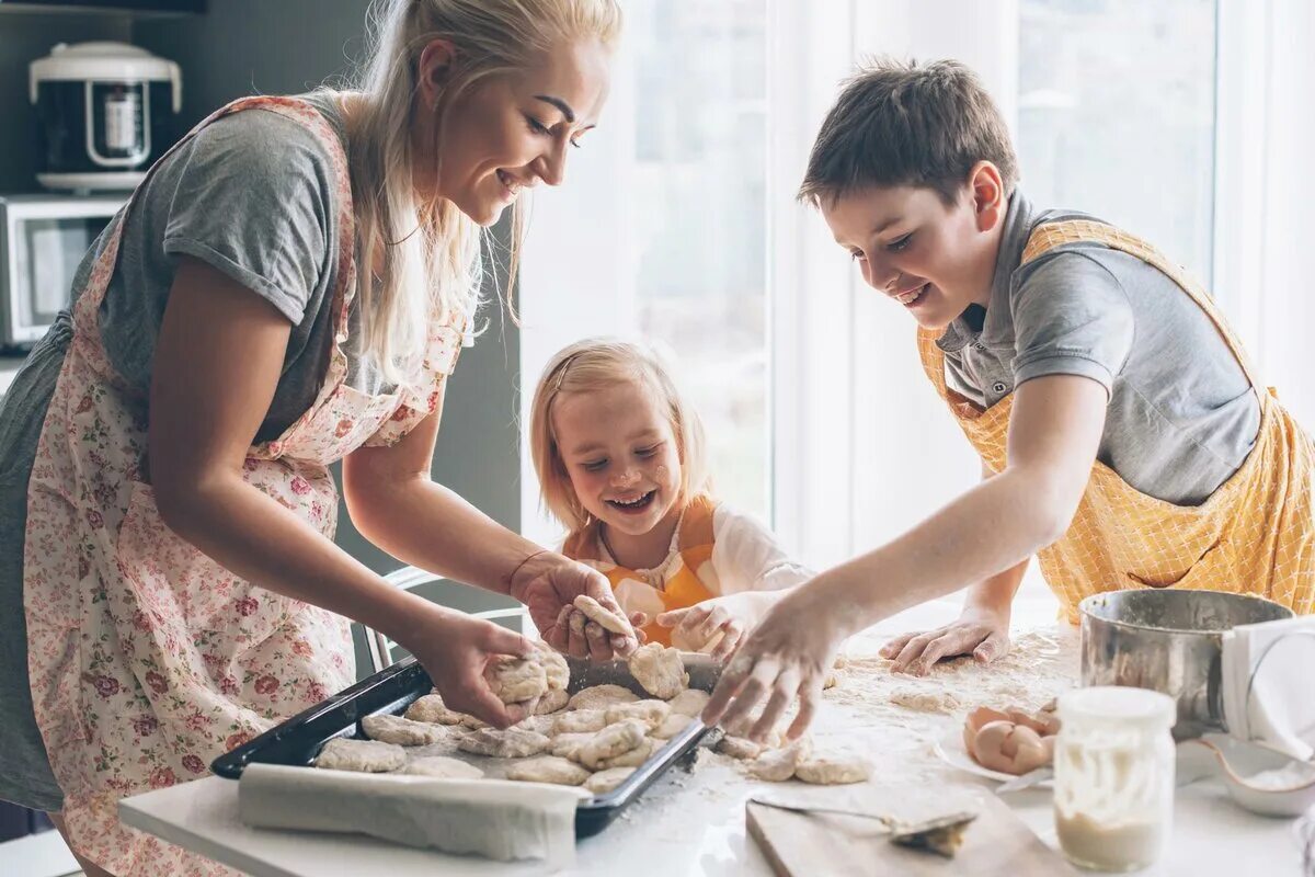 Родители с детьми го овят. Кухня для детей. Семья на кухне. Готовка с семьей. Торт помогаю маме