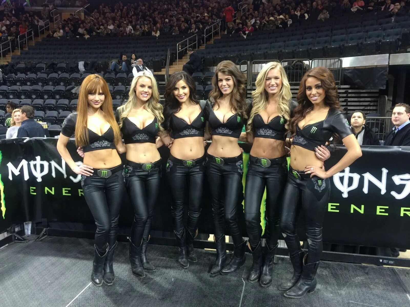 Energy girls. Monster Energy девушки. Грид герлз монстр Энерджи leggins. Gridgirls Monster Energy. Monster Pit girl Wallpaper.