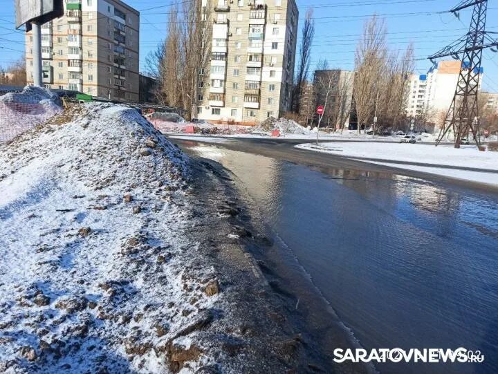 Сегодня будет вода холодная. Прорыв трубы на Тархова. Холодная вода Саратов. Река Тархова. Ледяные фонтаны Саратов.