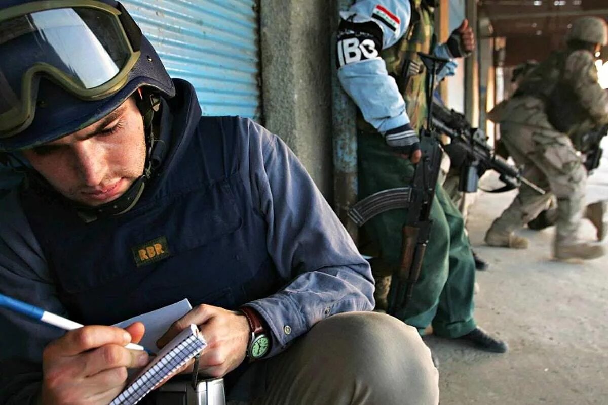 Журналисты в горячих точках. Военнослужащие в горячих точках. Солдаты оон. Restrepo фильм. Русский солдат в горячей точке.