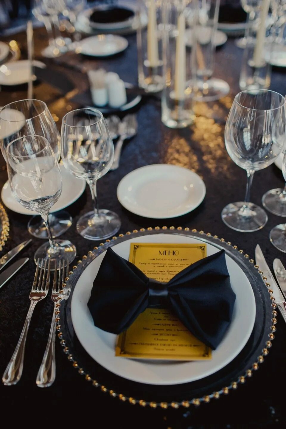 Банкет в стиле гэтсби. Сервировка стола в стиле великий гэтсби. Сервировка стола великий гэтсби. Стиль гэтсби 2022. Стол гэтсби.