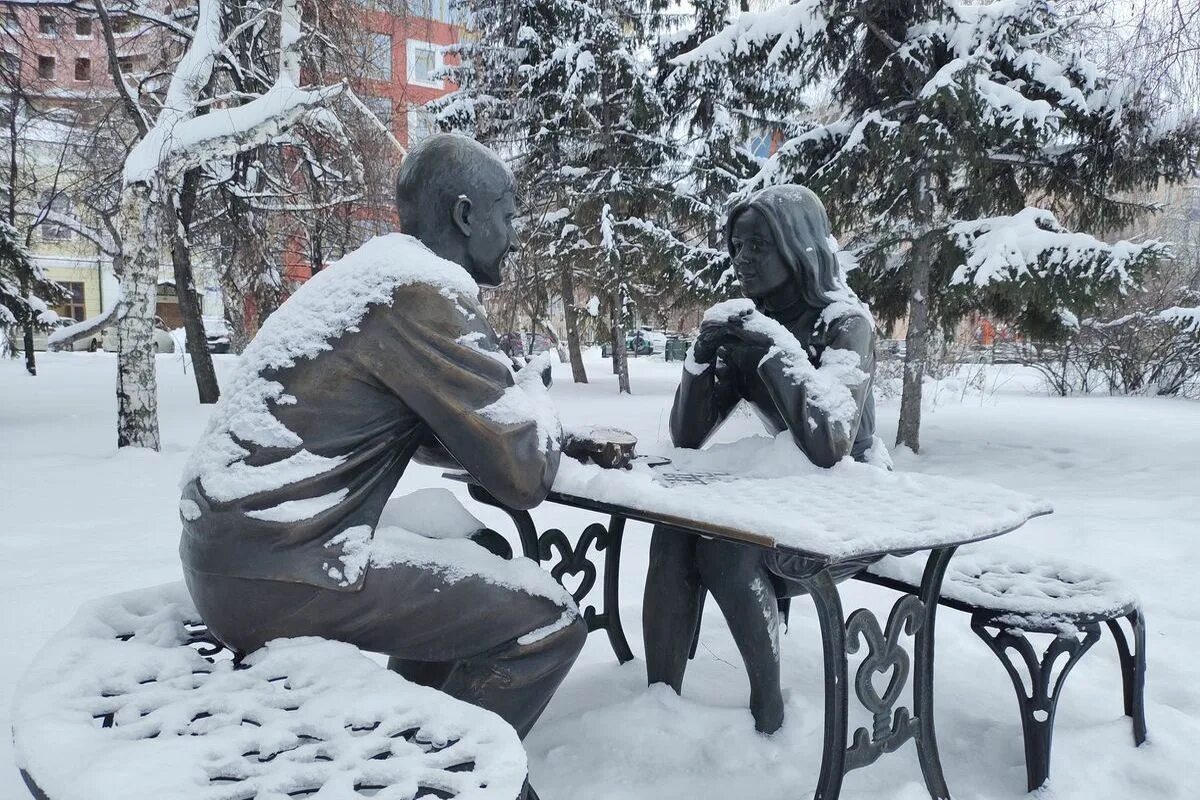 Один раз это было в середине зимы. Арт объекты из снега. ледяные скульптуры в омске. вандализм памятников в россии. середина зимы.