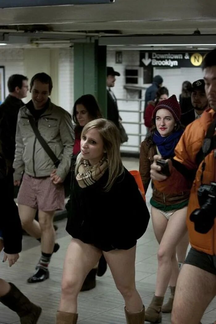 Без штанов домашнее. No Pants Subway Ride 2012. Девушка без штанов. В метро без штанов. В метро без штанов 2012.