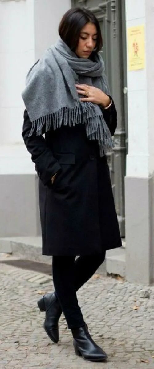 Какой шарф к черному пальто. Шарф к черному пальто. Палантин с пальто. Пальто с шарфом. Палантин к черному пальто.