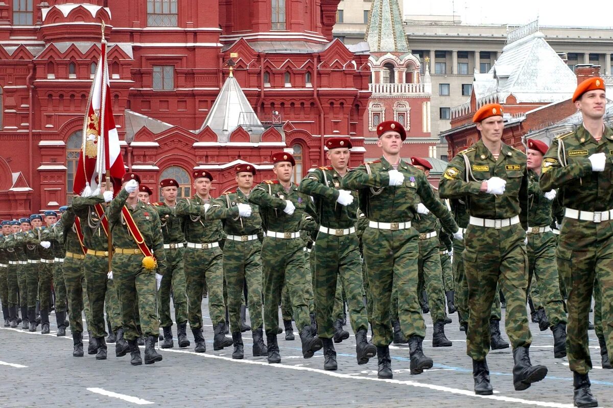 Военный парад на красной площади в Москве. Парад солдат на красной площади. Парад Победы в Москве фото. Парад 9 мая Москва. Читать парад