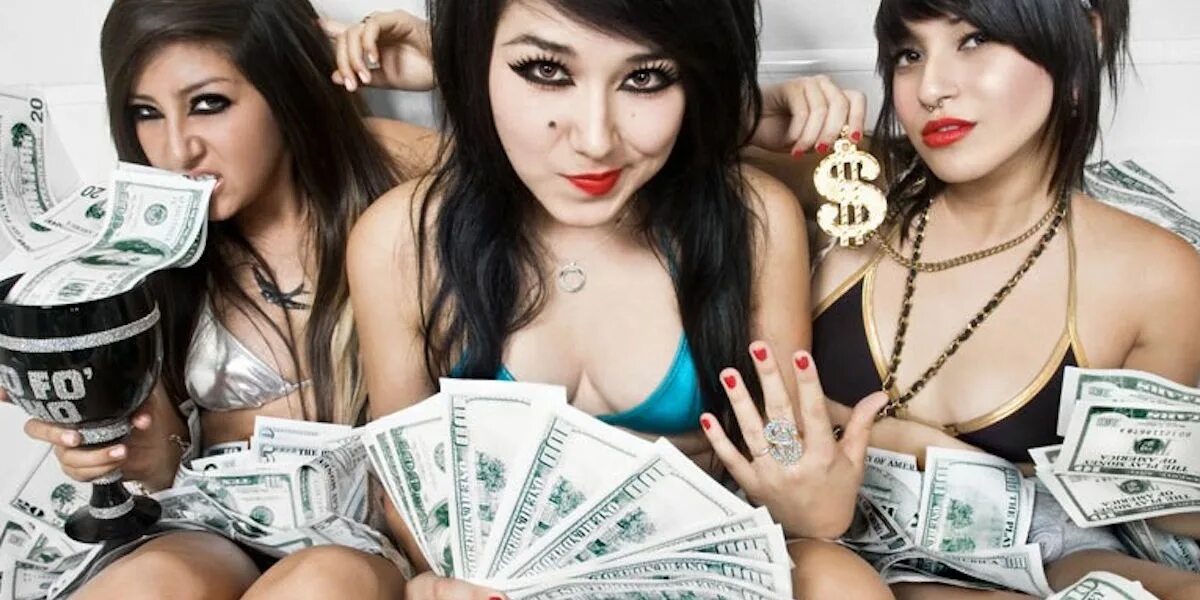 She is money. Девушка с деньгами. Деньги девушки алкоголь. Женщина с кучей денег. Деньги телки.