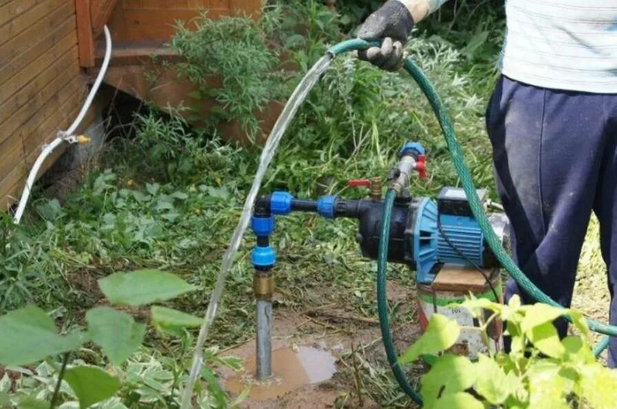 Можно поливать водой из скважины. Гидробурение Абиссинской скважины. Насос для гидробурения Абиссинской скважины. Оборудование для гидробурения Абиссинской скважины. Насос для раскачки скважины после бурения 30 метров.