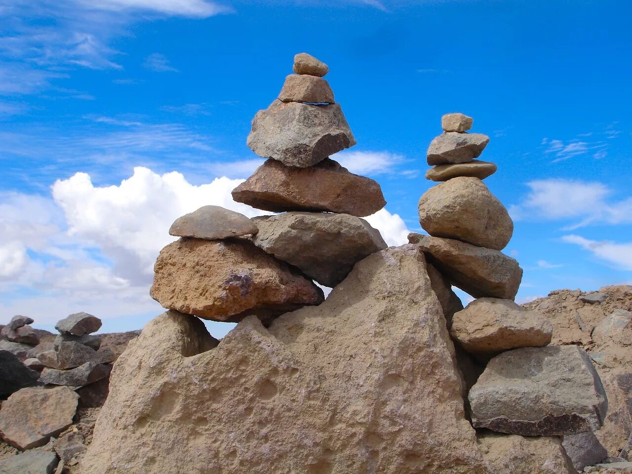 Stones de. Каменные кучки Геншин. Груда камней. Пирамида из камней. Руда камень.