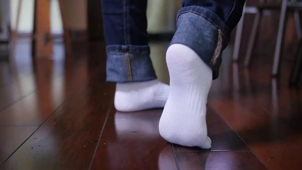 Чем отстирать белые носки от черноты. Стопы в носках. Белые носки. Ступни в белых носках. Ножки в носочках.