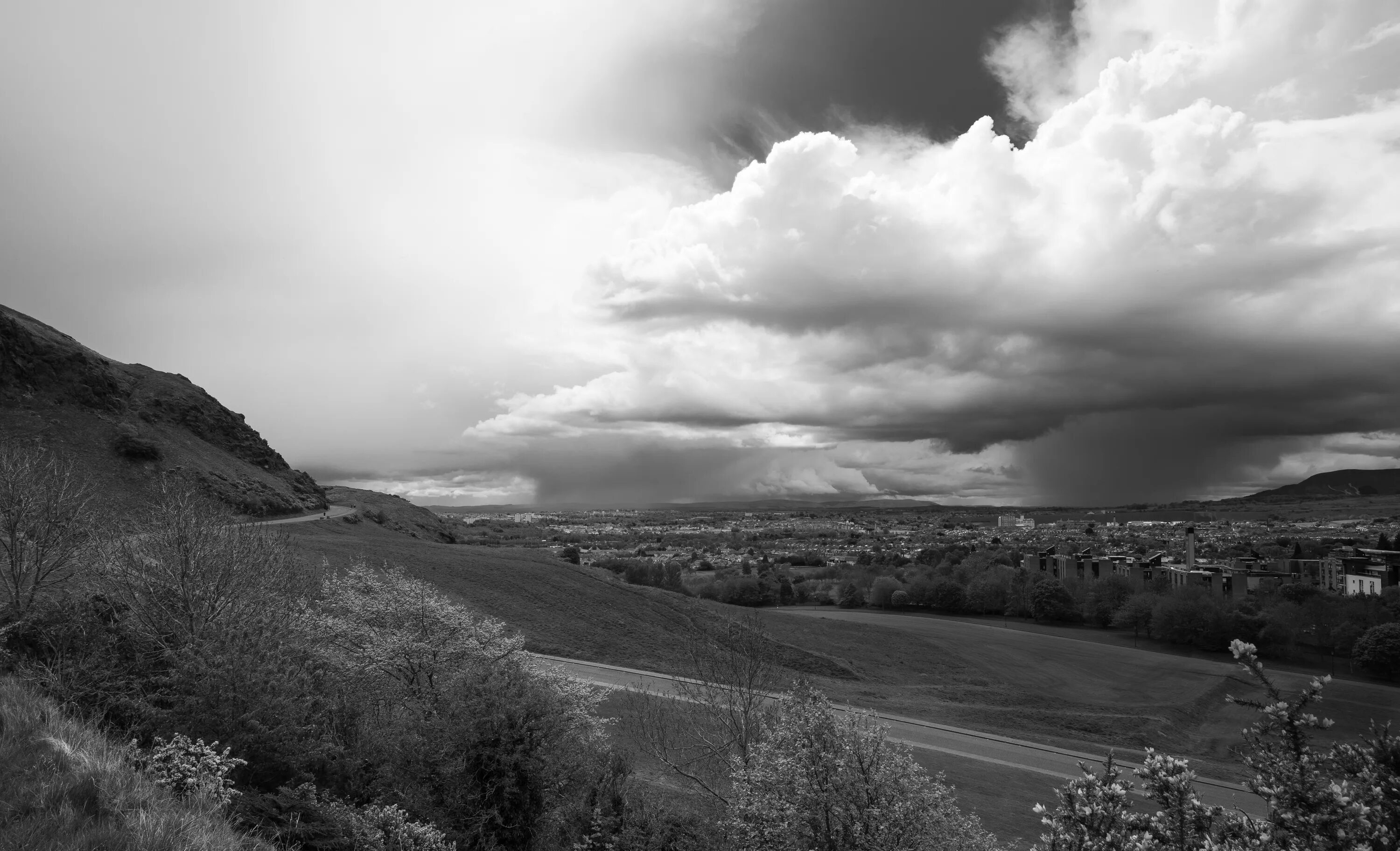 Старый холм. Черные холмы. Шотландия черно белые фото. Шотландские холмы в дождь. Ч\Б холмы фото.