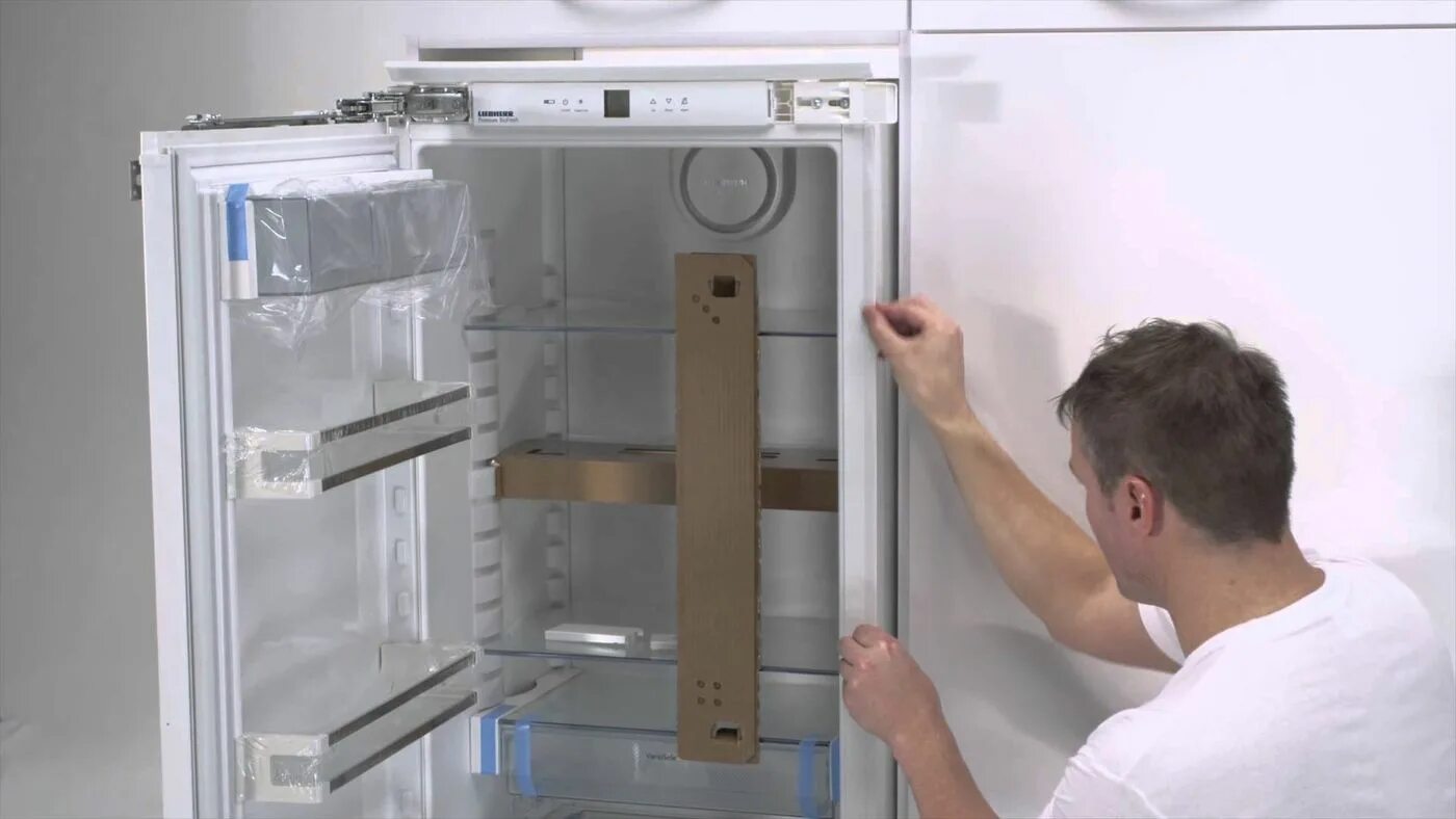 Монтаж ремонт холодильного. Холодильник Либхер Cun 3033. Перенавес дверей холодильника Liebherr. Крепление для встроенного холодильника. Дверца холодильника.