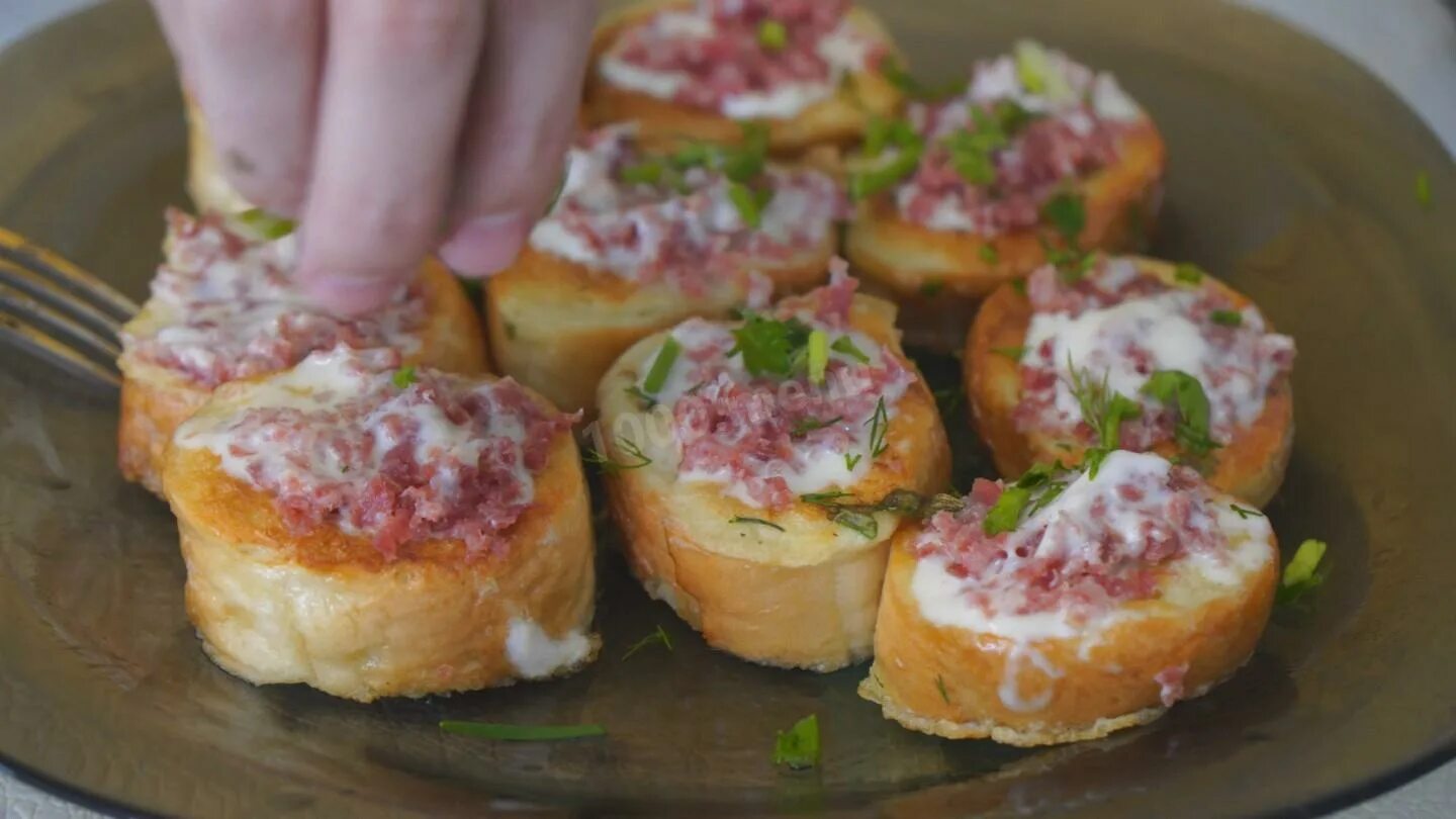 Гренки с колбасой и сыром на сковороде. Гренки с колбасой и сыром. гренки с колбасой. ватрушка с сыром и колбасой.