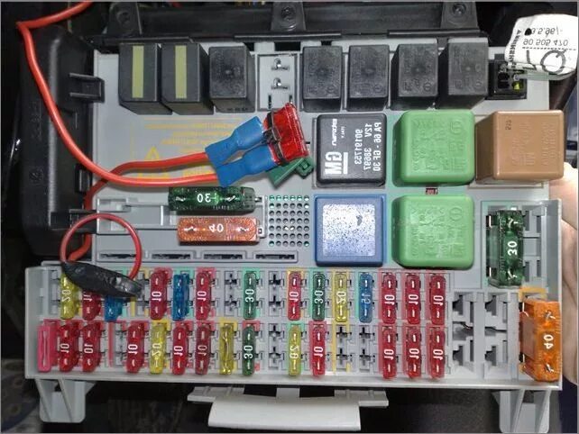 Opel zafira предохранители. Opel Zafira a 2001 предохранитель. Реле АКПП Опель Вектра б. Блок реле Zafira Опель. Блок предохранителей Опель Зафира 2001.