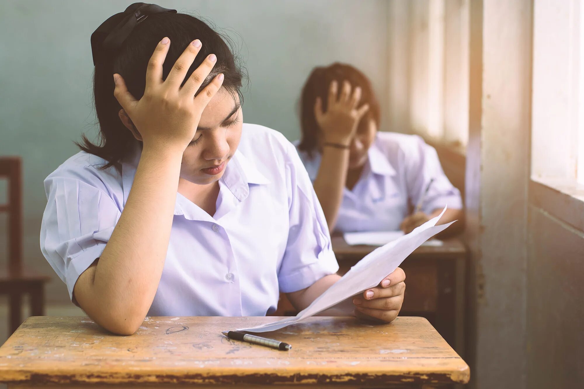 She won t pass the exam. Хитрый студент. Студент пишет. Студент плачет на экзамене. Девушка на экзамене.