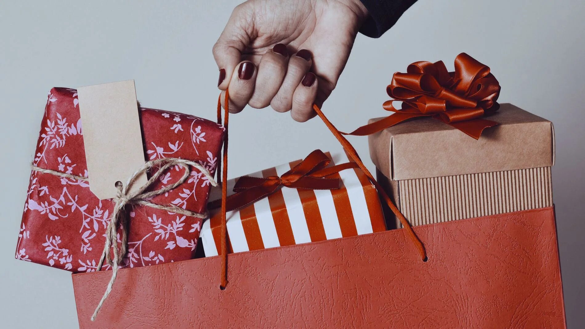 Почему вернули подарок. Подарочные сумки. Ненужный подарок. Вернуть подарок. Женщина недовольна подарком.