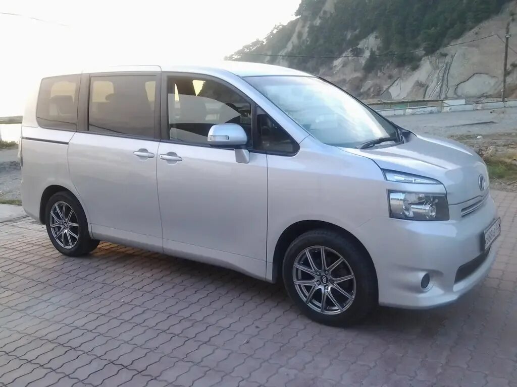 Toyota voxy на 17 колесах. Тойота вокси колеса. Тойота вокси 2008 года. Toyota voxy 2015. Тойота вокси колеса.